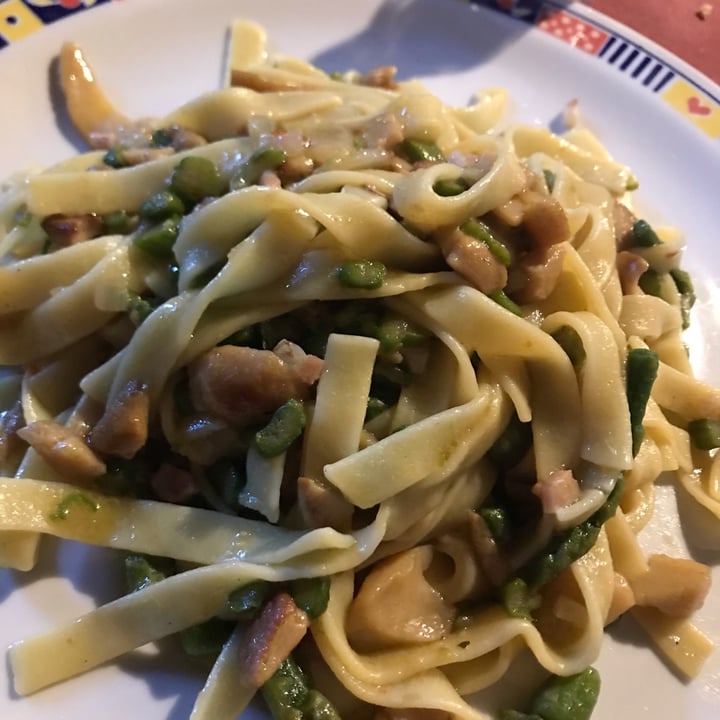 review photo of La Bottega Dei Mangiari Tagliatelle porcini e asparagi shared by @lidiaoliva on 18 Apr 2022 - review