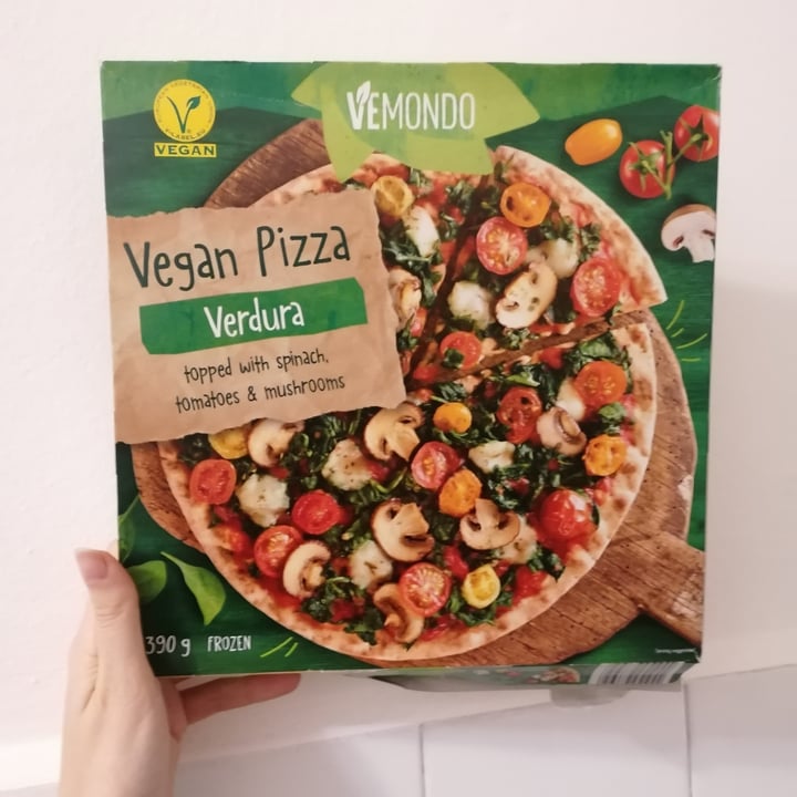 photo of Vemondo Vegan Pizza Verdura with Spinach, Tomatoes & Mushrooms shared by @letiverelli on  18 Apr 2022 - review