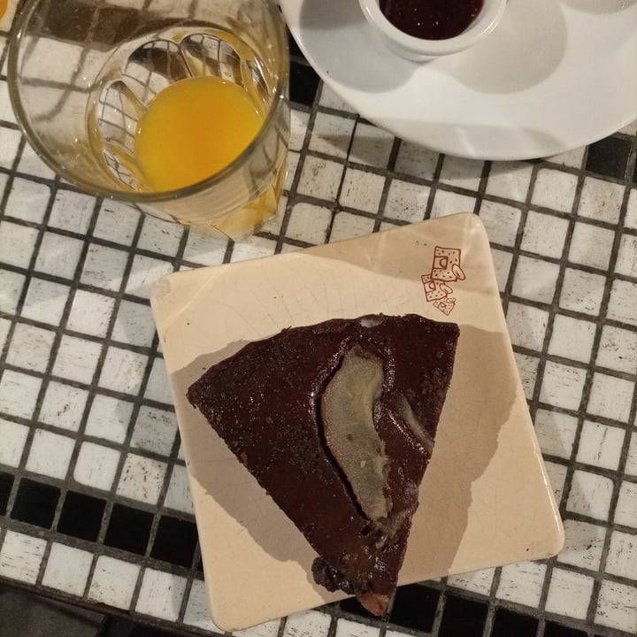 photo of Le Pain Quotidien Torta de cacao, peras y banana shared by @julisvegan on  01 Mar 2022 - review