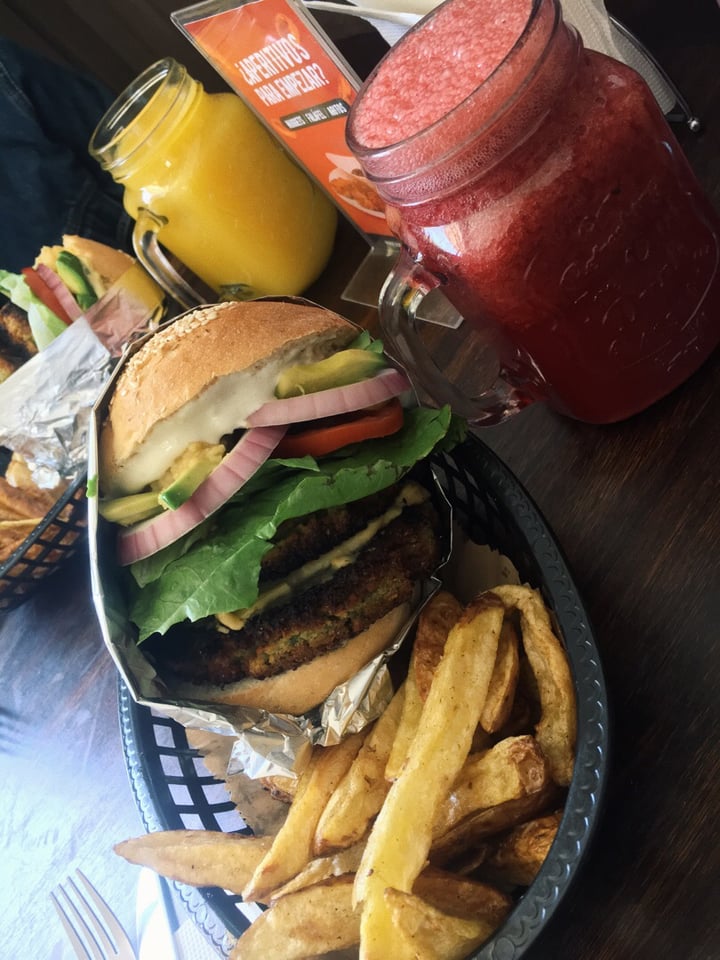 review photo of Vg Burger Hamburguesa “Exótica” shared by @camivegan on 12 Jun 2019 - review