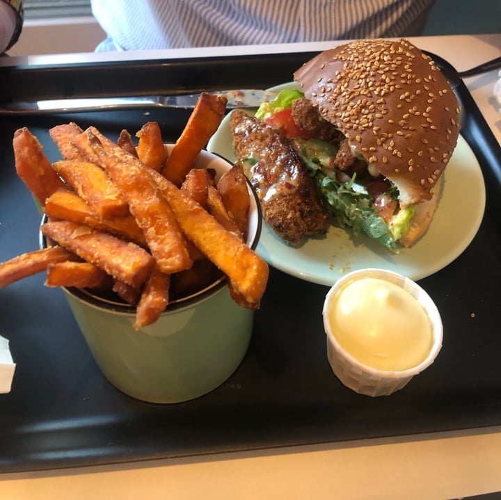 photo of Deer Mama Vegan Mylk & Burger Bar ‘Chicken’ Burger with crunchy sweet potatoes fries shared by @ritacruz19 on  20 Jun 2020 - review