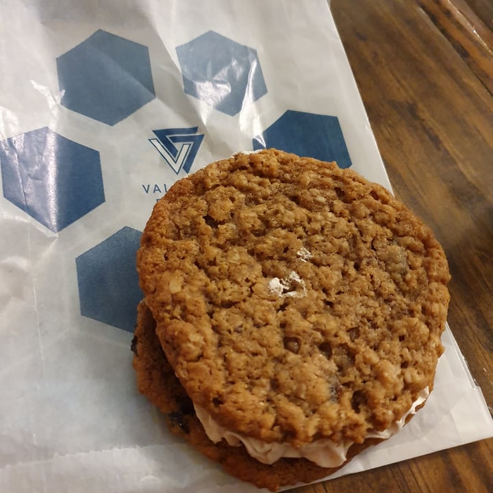 photo of Market On South Oatmeal Creme Pie shared by @paniwilson on  30 Dec 2021 - review