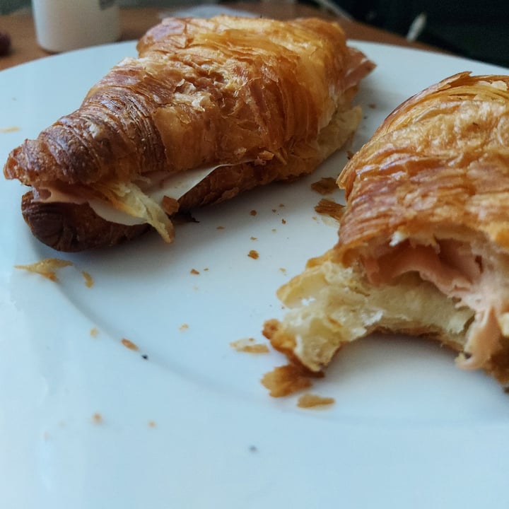 review photo of El GAT VEGÀ Croissant de jamón y queso vegano shared by @amarok on 16 Jan 2021 - review