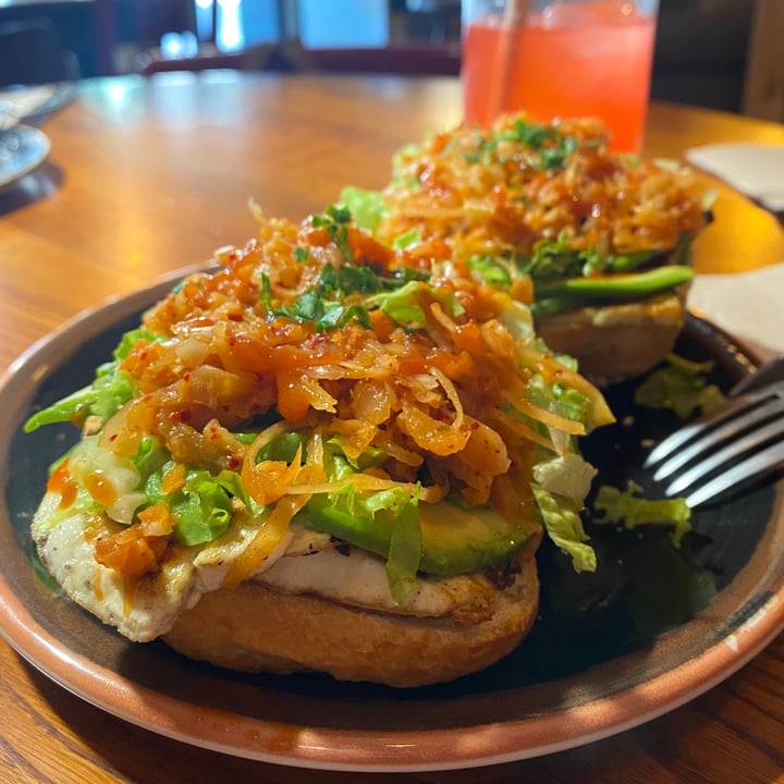 photo of Bite Me Café Bagel con tofu, aguacate y kimchi shared by @mud on  26 Jul 2020 - review