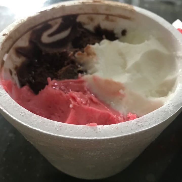 photo of La Veneciana Casa Central Helado Chocolate Limon Frutilla shared by @micaasierra on  02 Oct 2021 - review