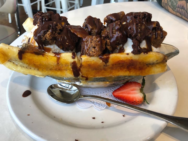 photo of Petunia's Pies & Pastries Brûlée banana split shared by @ericaveg on  11 Apr 2018 - review