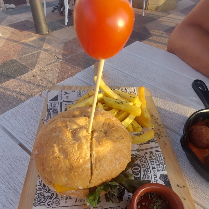 photo of Mia’s Boathouse chick'n burger shared by @liankaleggimagia on  24 Jul 2022 - review