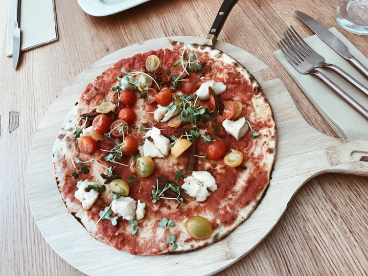 photo of The Green Spot Buckwheat Flour Pizza with Cashew Cheese, Pumpkin Sausage, Lotus Root and Kale Pesto shared by @itziardiazs on  01 Aug 2019 - review