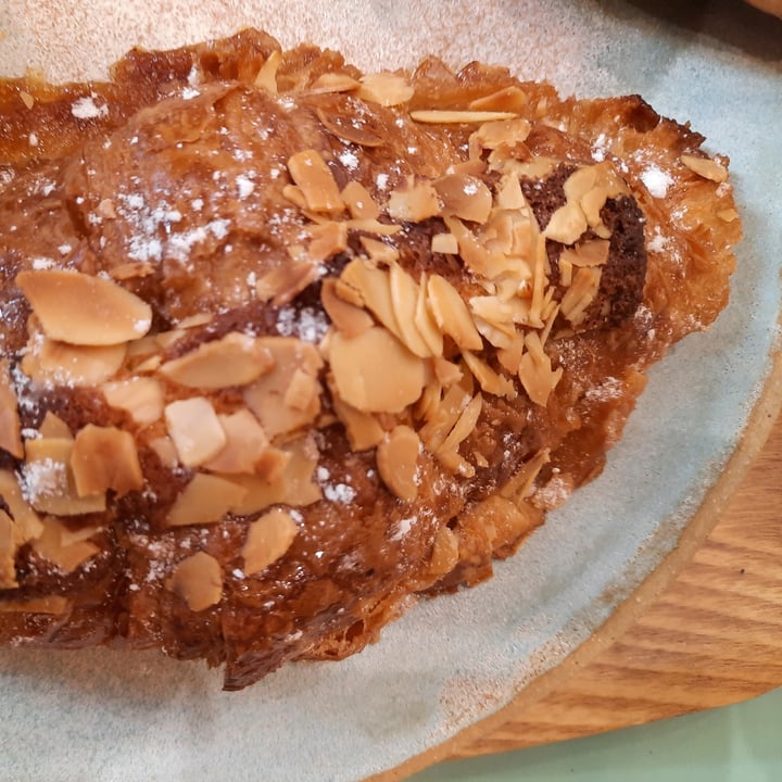 photo of Land&Monkeys Croissant aux amandes shared by @sabrinamirizio on  25 Aug 2021 - review