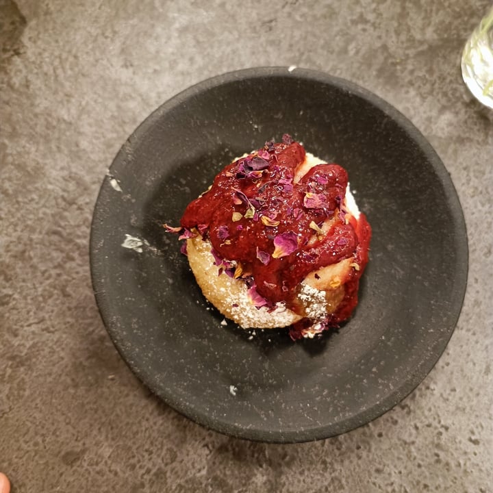 photo of Altatto versione vegan bao farcito con crema di noci e topping mirtillo rosso shared by @francescasantoro on  01 Jul 2022 - review