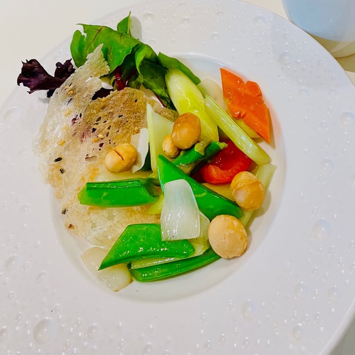 review photo of LingZhi Vegetarian - Velocity@Novena Sautéed Asparagus, Macadamia Nut and Fresh Lily Bulb in Crispy Basket shared by @chillinochilli on 21 May 2021 - review