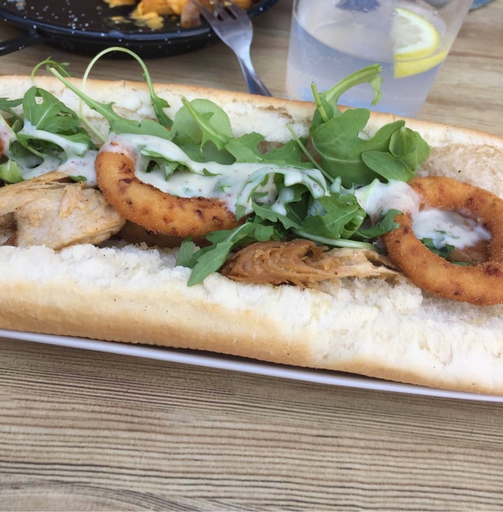 photo of Otto Sport Bar Bocadillo de heura, rúcula, aros de cebolla y salsa de miel y mostaza. shared by @mirekaiz on  04 Jun 2020 - review