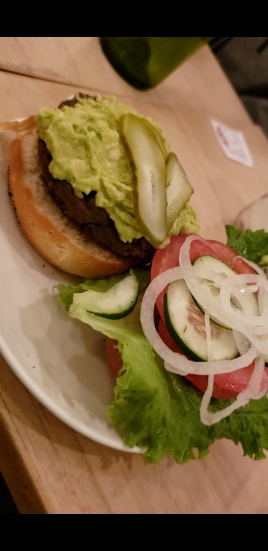 review photo of Luv Burger Holy Guacamole Burguer shared by @jrfitnesscr on 08 Dec 2019 - review