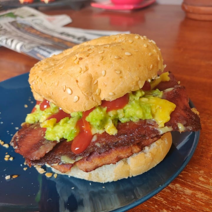 photo of Moving Mountains 2 plant-based 1/4 lb sausage burguers shared by @sopheen on  02 Feb 2021 - review