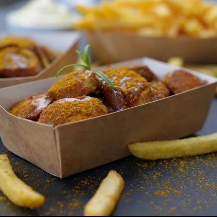 review photo of Curry Rico Vegane Currywurst-Pommes shared by @vegahanimo on 03 Dec 2022 - review