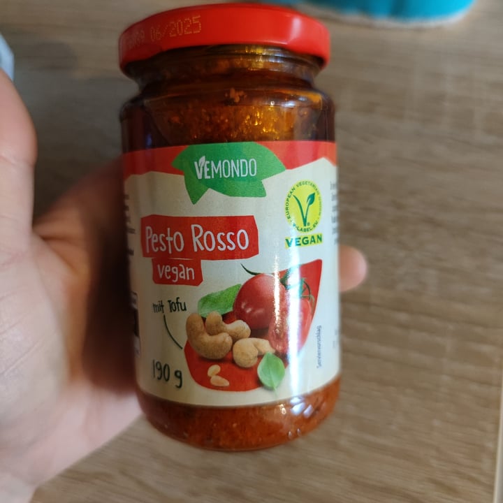 photo of Vemondo  Vegan pesto Rosso shared by @cindylala on  27 Oct 2022 - review