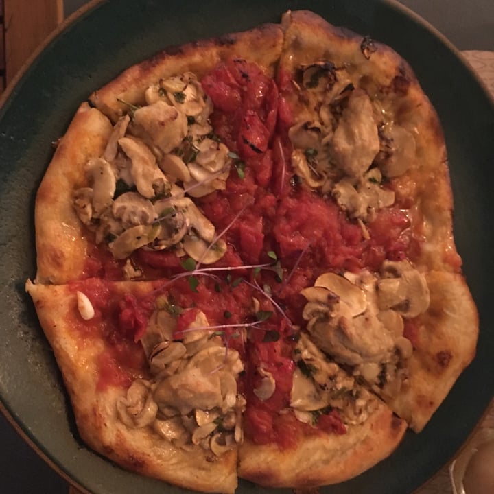 review photo of Salvi Café e Cozinha Pizza Trufada vegana Napolitana shared by @claracarrero on 23 Apr 2022 - review