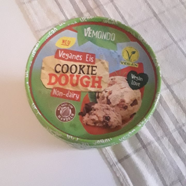 review photo of Vemondo Veganes Eis Cookie Dough shared by @rickyvangore on 20 Dec 2021 - review
