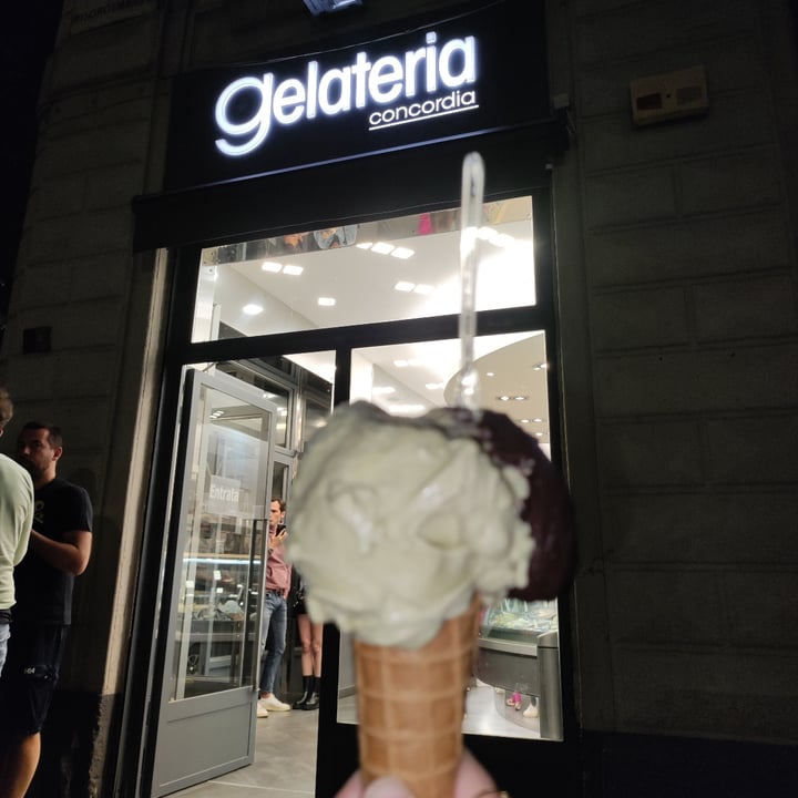 photo of Gelateria Concordia Milano Cono Pistacchio E Cioccolato Fondente shared by @gaiatramontana on  01 Jun 2022 - review