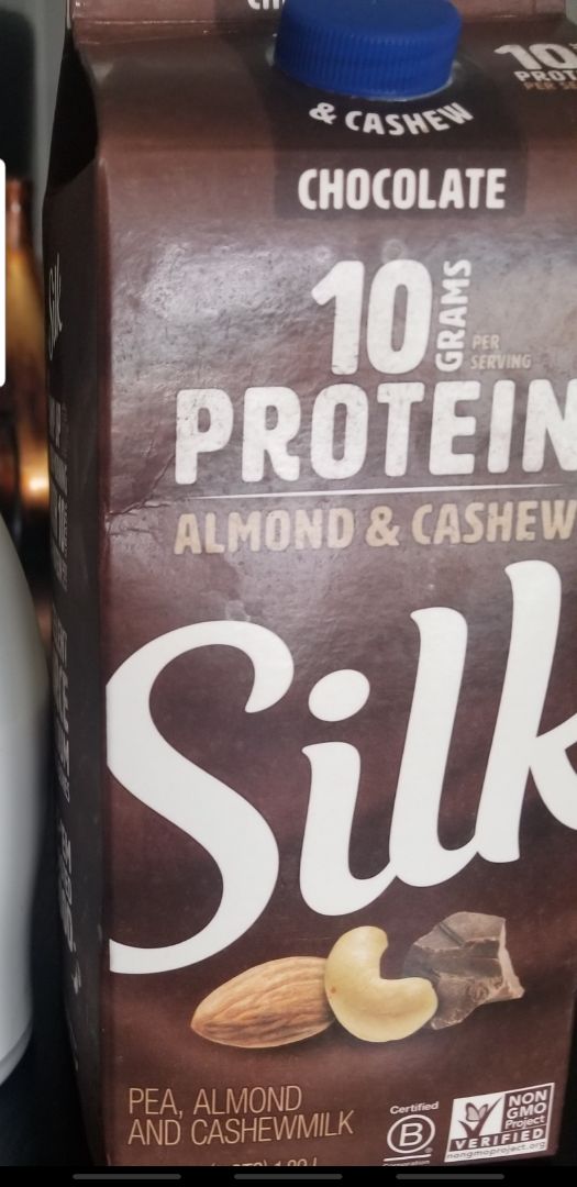 photo of Silk Chocolate Pea Almond and Cashewmilk shared by @veganadvovate on  31 Dec 2019 - review