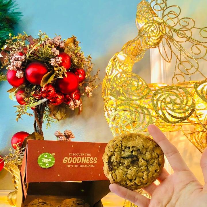photo of Sprouts Farmers Market Oatmeal raisin cookies shared by @meredithsveganlife on  14 Dec 2020 - review