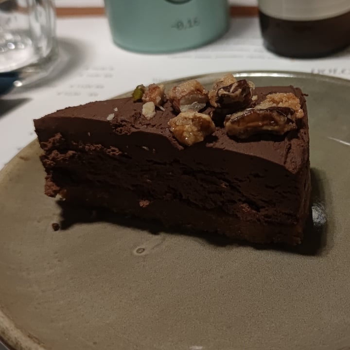 photo of Romeow Cat Bistrot Mousse al cioccolato con base biscotto, cioccolato fondente, latte di cocco, pralinato di nocciole e mandorle caramellate shared by @massimomanni on  15 Jul 2022 - review