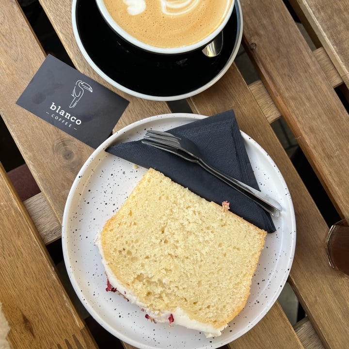 photo of blanco coffee Zitronenkuchen shared by @finefine on  30 Oct 2022 - review