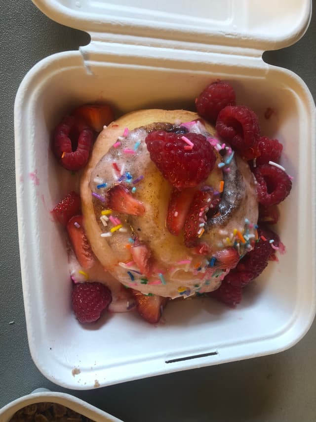 「Berry cinnamon roll」の料理の写真