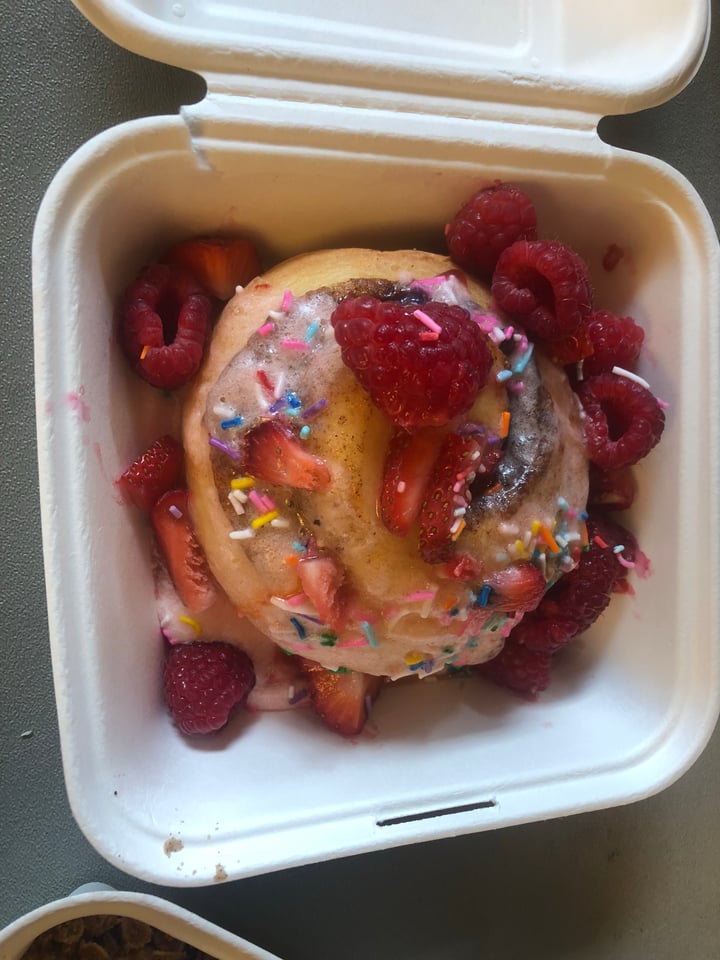 photo of Cinnaholic Berry cinnamon roll shared by @zoerooster on  26 May 2018 - review