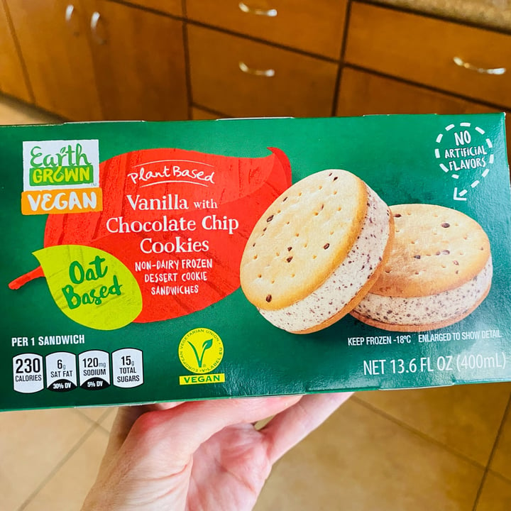 photo of Earth Grown Vanilla with Chocolate Chip Cookies Non-Dairy Frozen Dessert Cookie Sandwiches shared by @beckyyy on  21 Aug 2022 - review