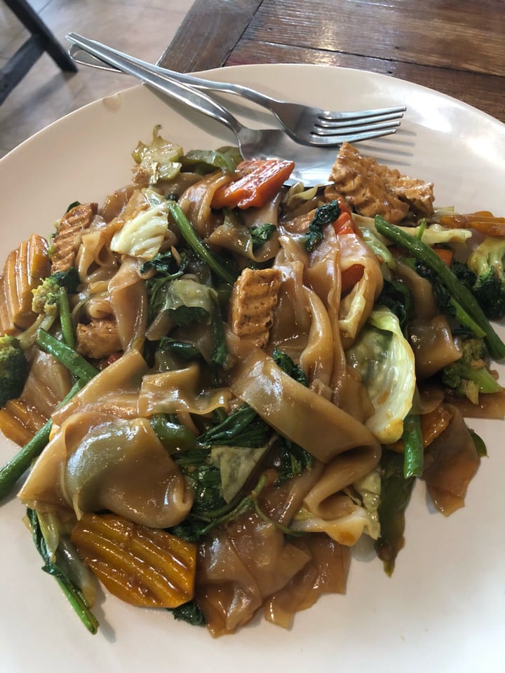 photo of Blue Diamond Stir fried vegetables with basil tofu and large noodles shared by @ateretgoldman on  28 Jun 2018 - review