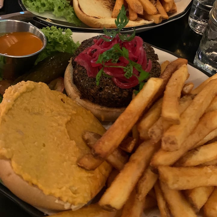 photo of Black Tap Singapore The Falafel Burger shared by @bloomingpuppy on  21 Sep 2021 - review