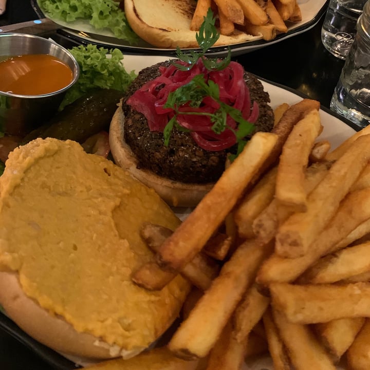 review photo of Black Tap Singapore The Falafel Burger shared by @bloomingpuppy on 21 Sep 2021 - review