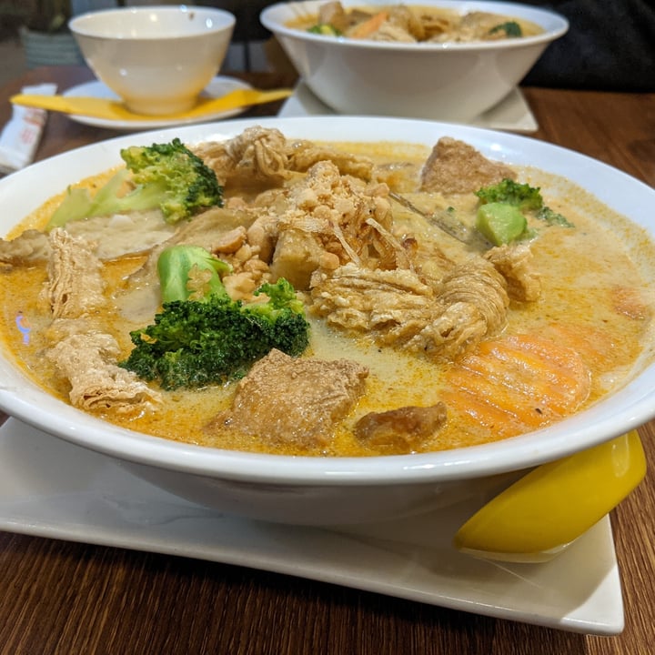 review photo of Utopia Vegan Yellow Noodle Laksa shared by @slilian on 17 Jan 2022 - review
