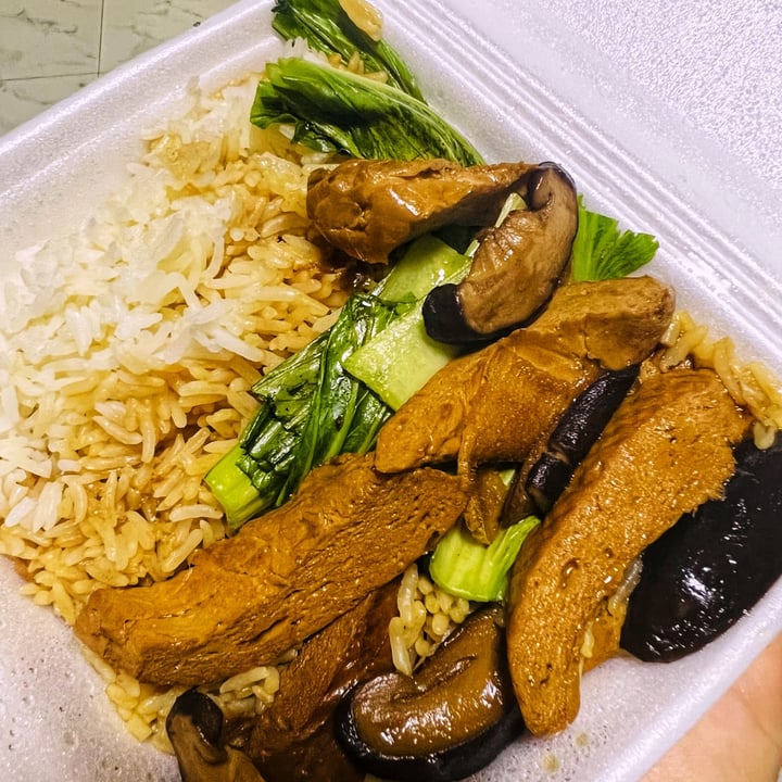 photo of Victor's Vegetarian Food Vegan Mushroom Chicken Rice shared by @consciouscookieee on  17 Sep 2022 - review