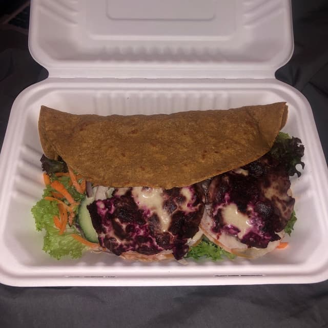 Foto do prato “Beet Smashed Falafel”