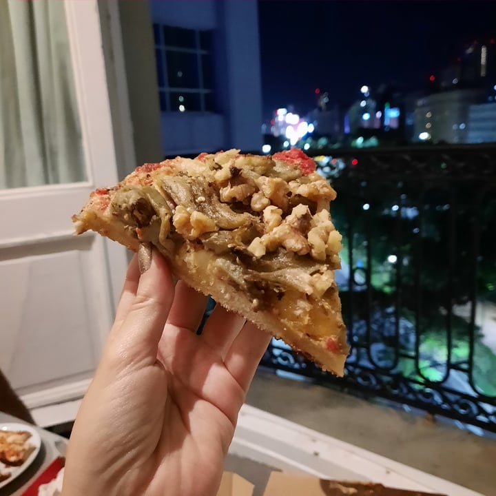 photo of Pizzería Güerrin Pizza de berenjenas, albahaca y nueces shared by @beelganem on  29 Apr 2021 - review