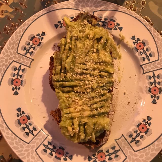 Foto do prato “Tostada de aguacate y parmesano de anacardos”
