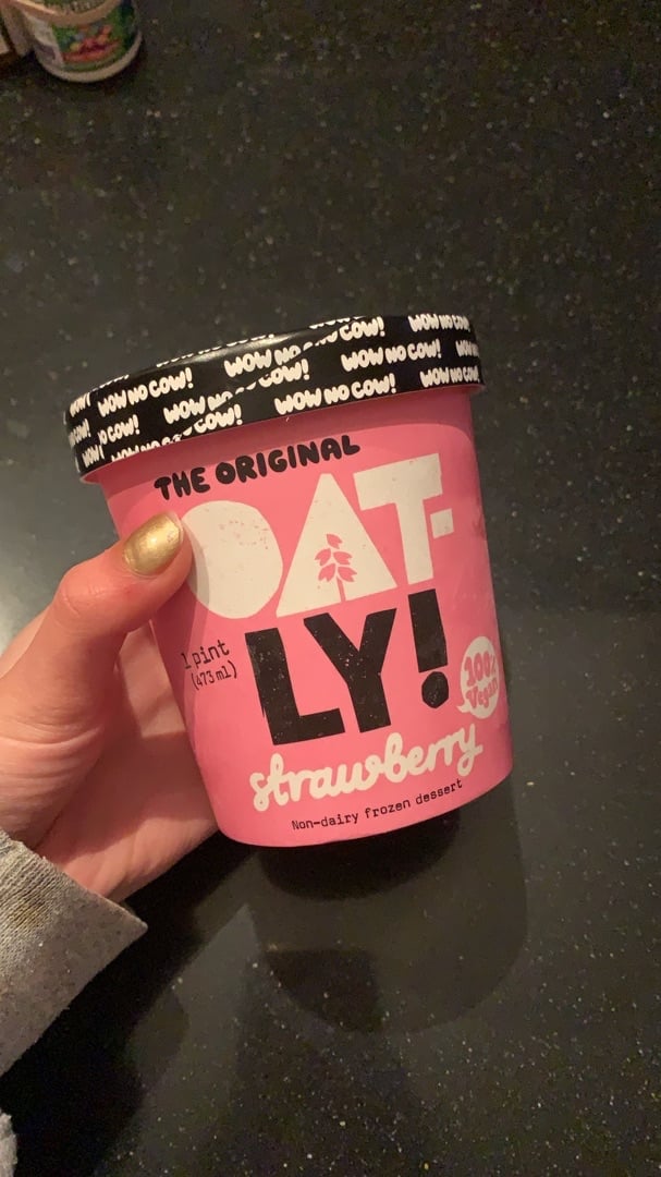 review photo of Oatly Strawberry Ice Cream shared by @gaxcelson on 26 Jan 2020 - review