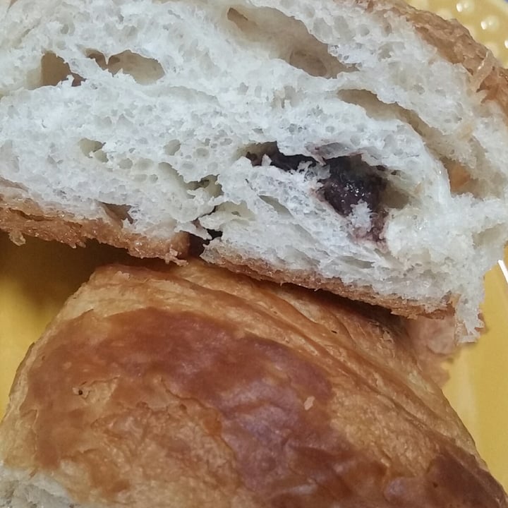 photo of Amarama Vegan Pain au chocolat shared by @michelleciascavegan on  26 Oct 2021 - review