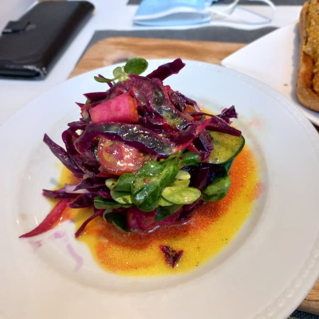 菜肴“Ensalada de chucrut de col lombarda”的照片