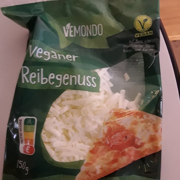 photo of Vemondo Vegetale cheese shared by @lunavegan on  10 Jun 2022 - review