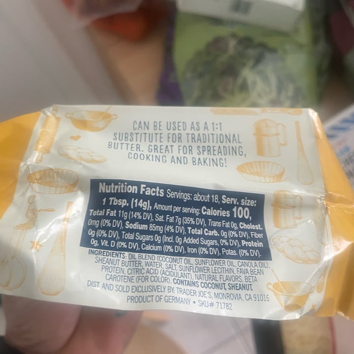 photo of Trader Joe's Vegan Buttery Spread shared by @angelaaraujo on  26 Apr 2022 - review