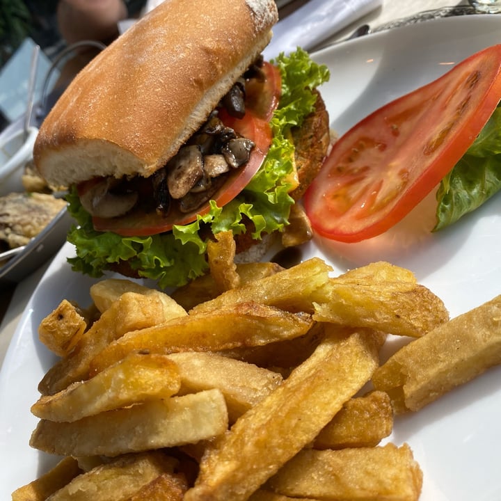 review photo of La Burguesa Veggie Burger shared by @andreaveggie on 07 Mar 2021 - review