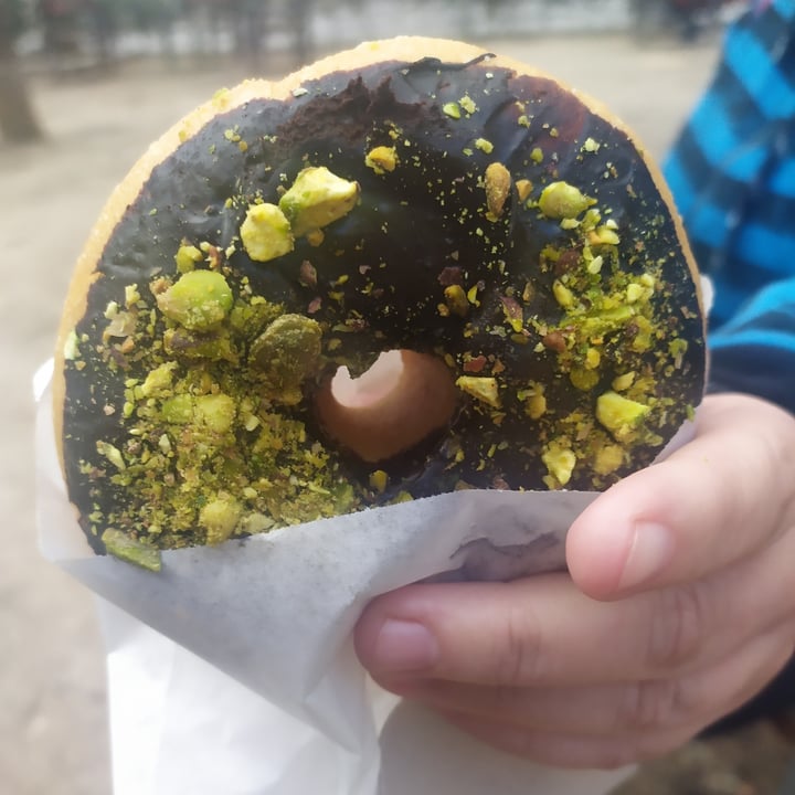photo of Delish Vegan Doughnuts Chocolate y Pistacho shared by @vviborezna on  14 Feb 2021 - review