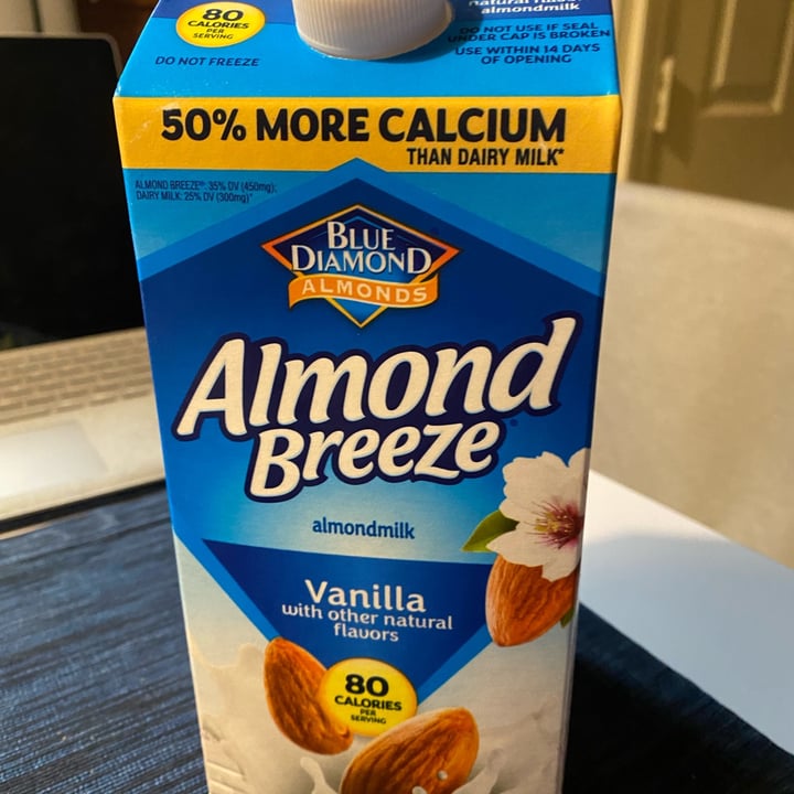 photo of Almond Breeze almond and oat milk shared by @elisethyrum on  07 Aug 2022 - review