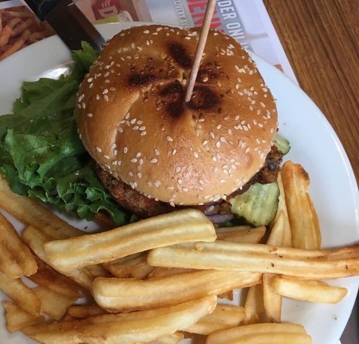 photo of Denny's Veggie burger shared by @pacholiarce on  17 May 2019 - review