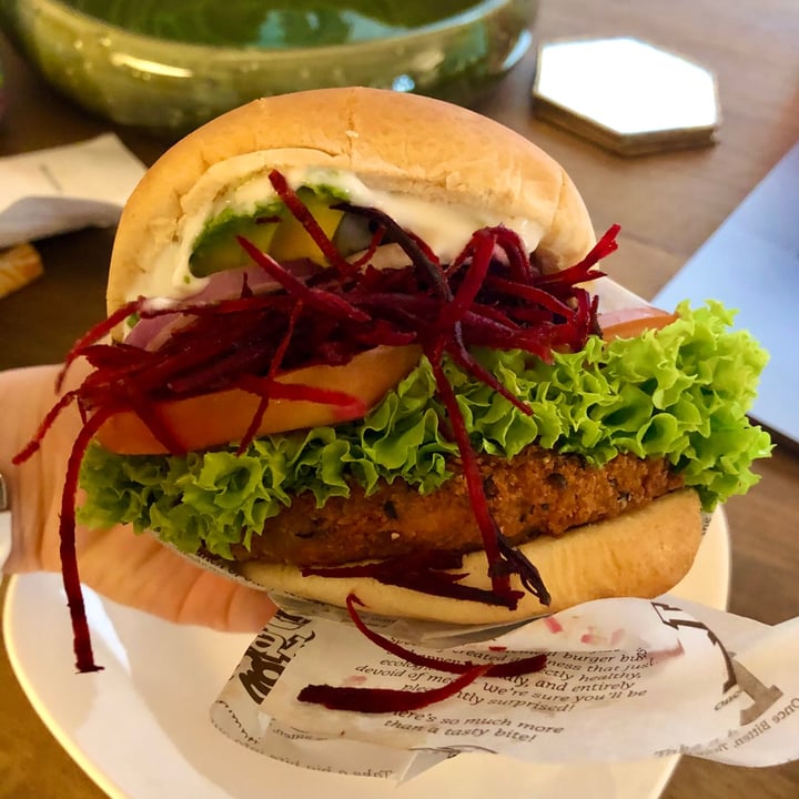 photo of VeganBurg Singapore Avocado Beetroot Burger shared by @emdothe77 on  16 Apr 2021 - review