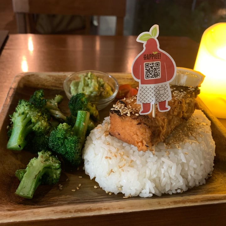 review photo of nomVnom Bistro Smoky Zalmon Guac Rice shared by @roshninagaria on 27 May 2022 - review