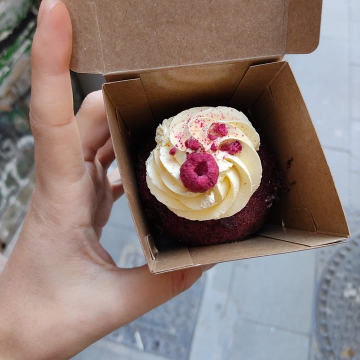 photo of Chök The Chocolate Kitchen Chocolate and raspberry muffin with mango topping shared by @sanleeping on  16 Jan 2022 - review